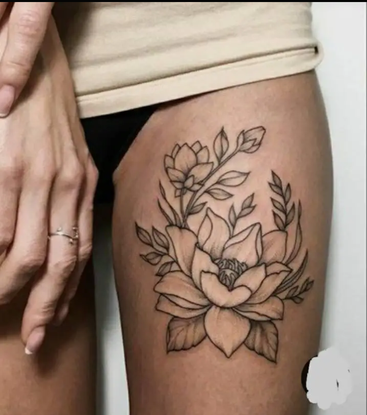 Tatuaje floral de líneas finas realizado en Elemento 115 Tatuajes, Bahía Blanca
